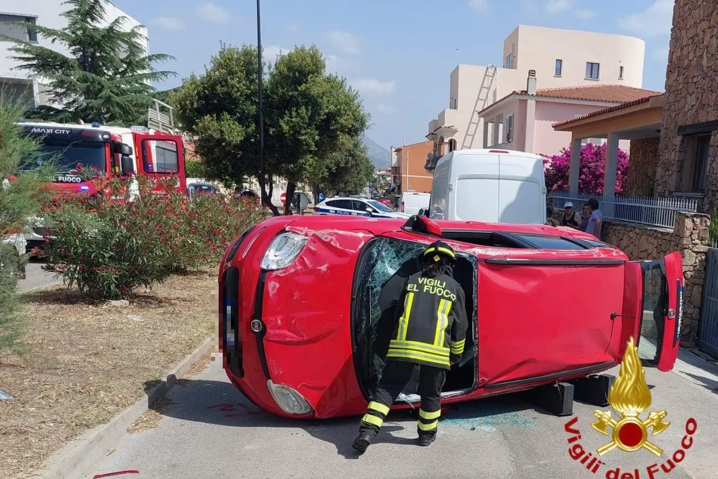 L'auto coinvolta nell'incidente (foto vigili del fuoco)