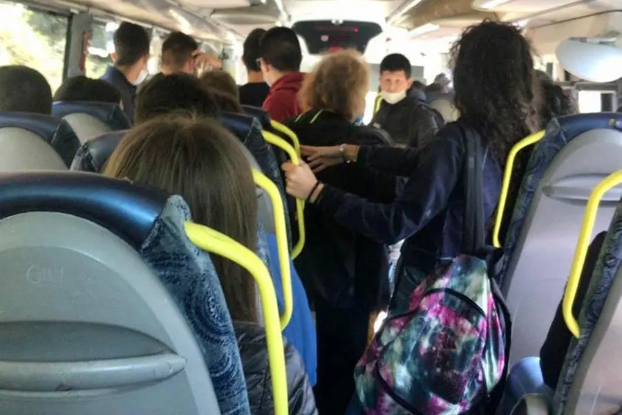 Studenti su un bus (Archivio L'Unione Sarda)