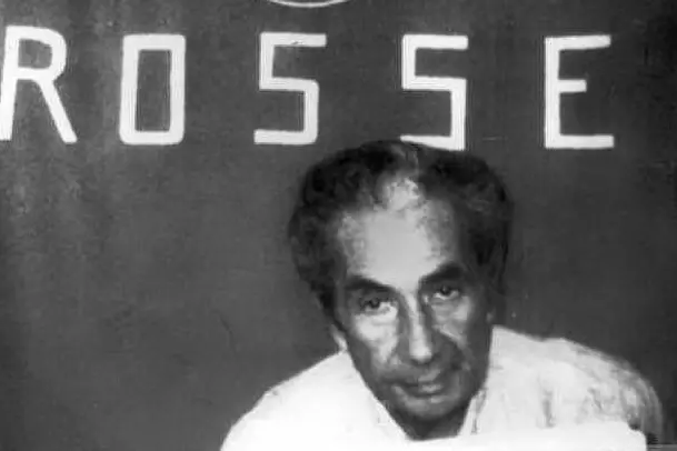 Aldo Moro in una delle immagini diramate dalle Brigate Rosse nei giorni della prigionia