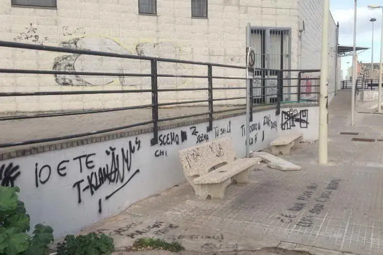 Stazione marittima di P.Torres imbrattata dai vandali