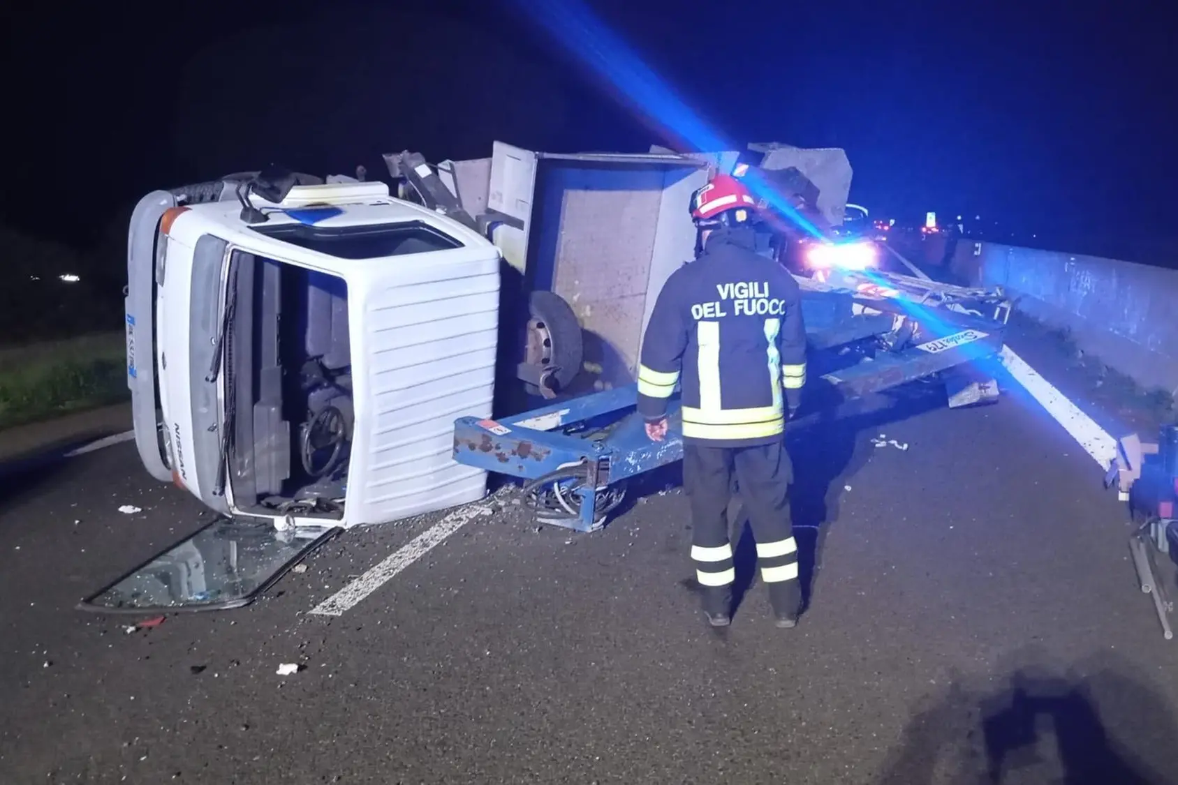 L'autoarticolato ribaltato sulla 131