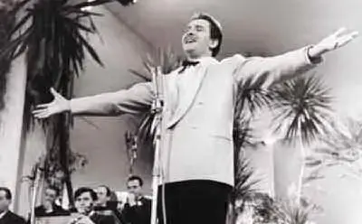 Canta &quot;Nel blu dipinto di blu&quot; a Sanremo nel 1958 (foto Wikipedia)