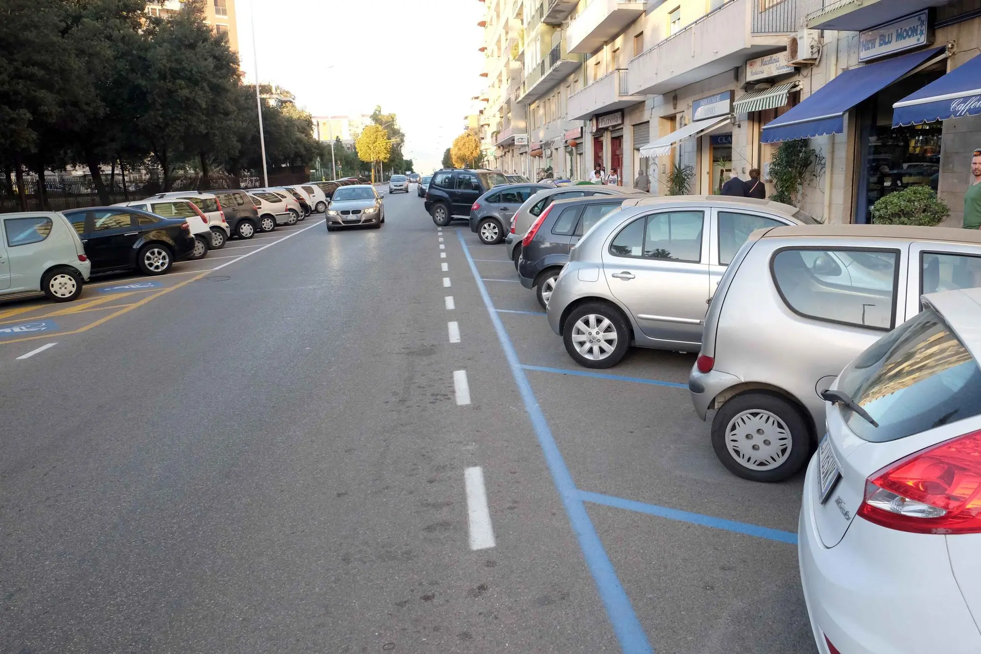 15 10 2014 cagliari via castiglione strisce blu - foto giuseppe ungari