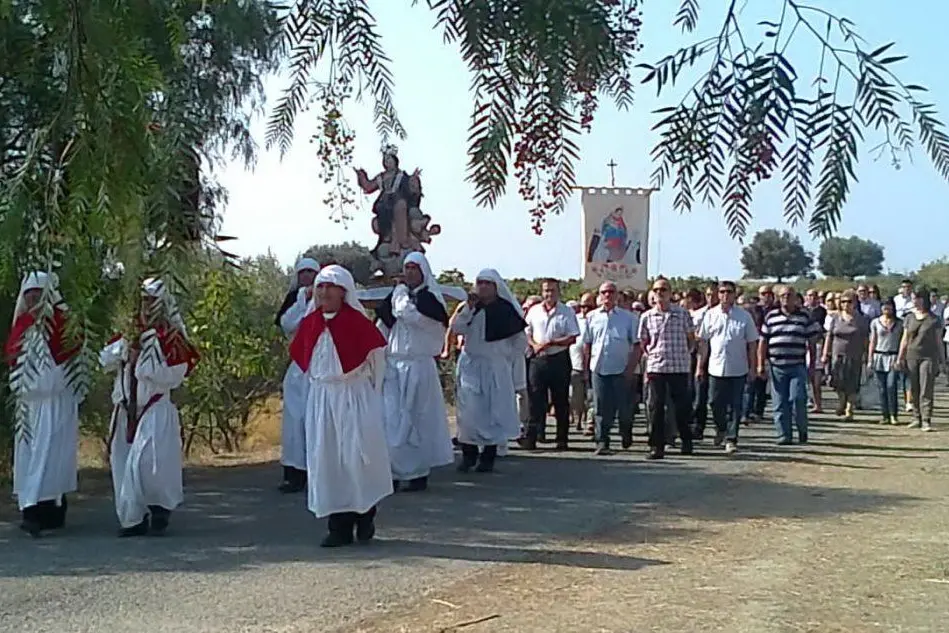 La processione campestre attorno alla chiesa di Santa Maria di Sibiola