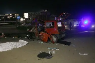 La Seicento distrutta e il corpo di Andrea Solla coperto da un telo bianco (foto Ungari)