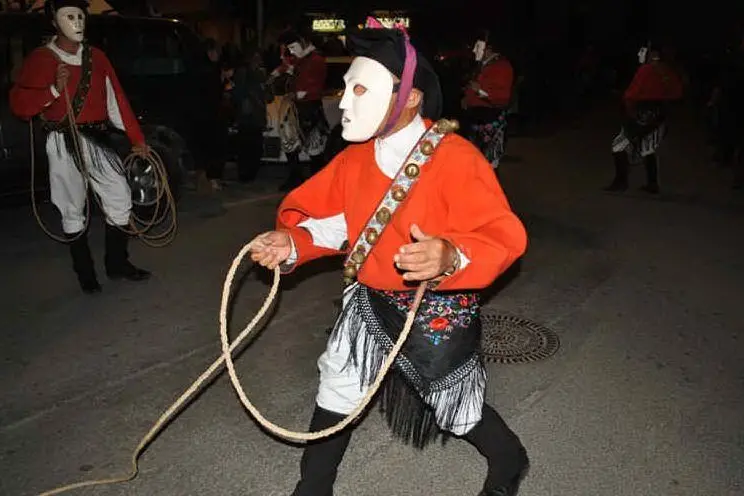 Stintino, per le strade sfilano le maschere della tradizione dell'Isola