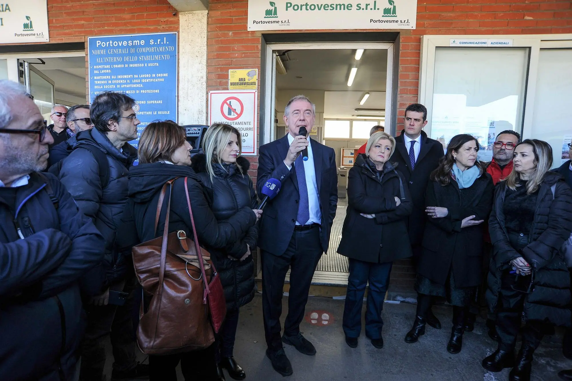 Gli operai e i sindacati della Portovesme srl incontrano, lo scorso 27 dicembre, i ministri Adolfo Urso, Marina Calderone e la presidente della Regione Alessandra Todde (foto Angelo Cucca)