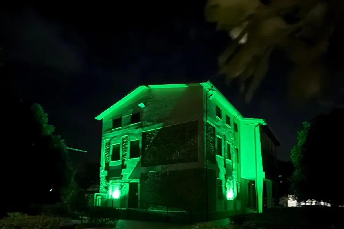Municipio Guamaggiore illuminato di verde