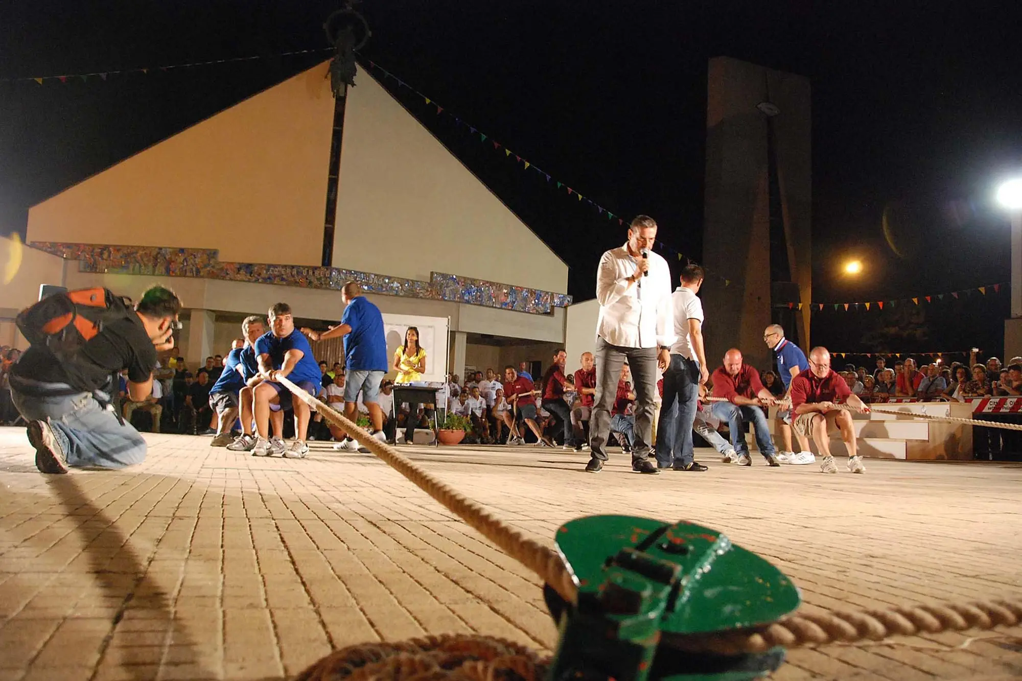 La gara del tiro alla fune in una vecchia festa della Sacra Famiglia (foto Satta)