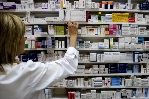 Gli scaffali di una farmacia (Foto simbolo)