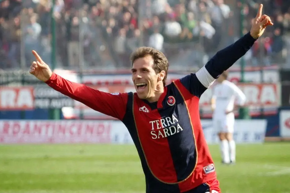 Gianfranco Zola in maglia rossoblù (L'Unione Sarda)