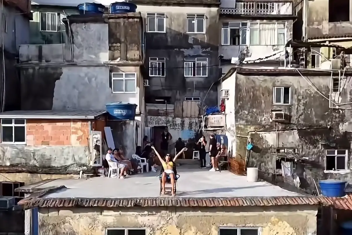 Il drone con i turisti nella favela di Rocinha, a Rio de Janeiro