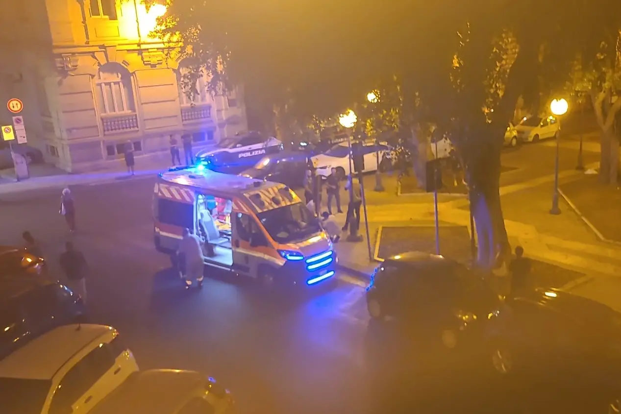 I soccorsi dopo una rissa in piazza del Carmine