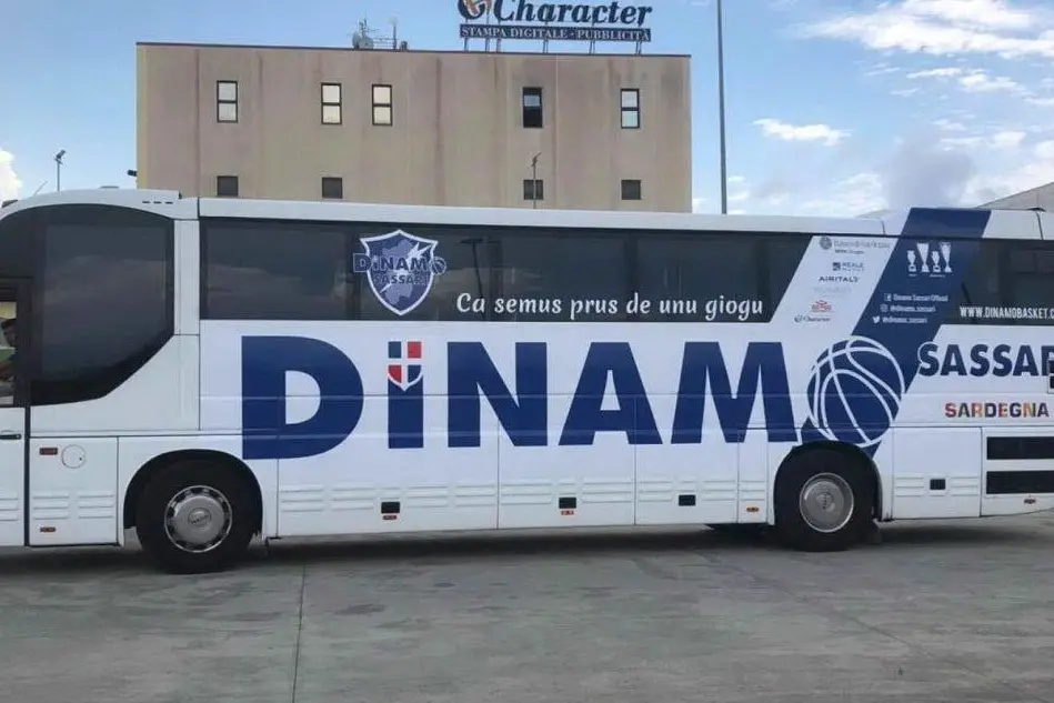 Il pullman della Dinamo che andrà alla Torres (foto Dinamo)