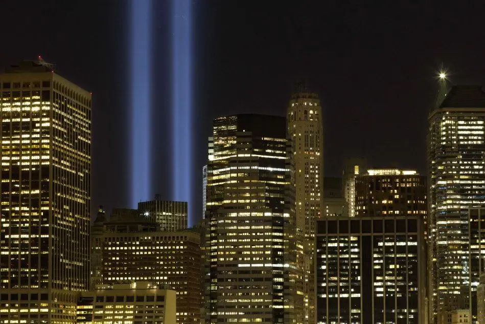 Il cielo di New York illuminato dai fasci di luce in ricordo dell'11 settembre 2001