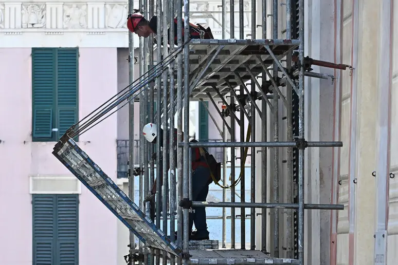 Operai al lavoro in un cantiere edile