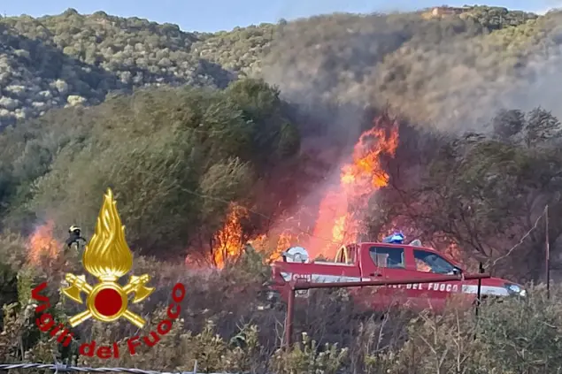 L'incendio (foto Vigili del fuoco)