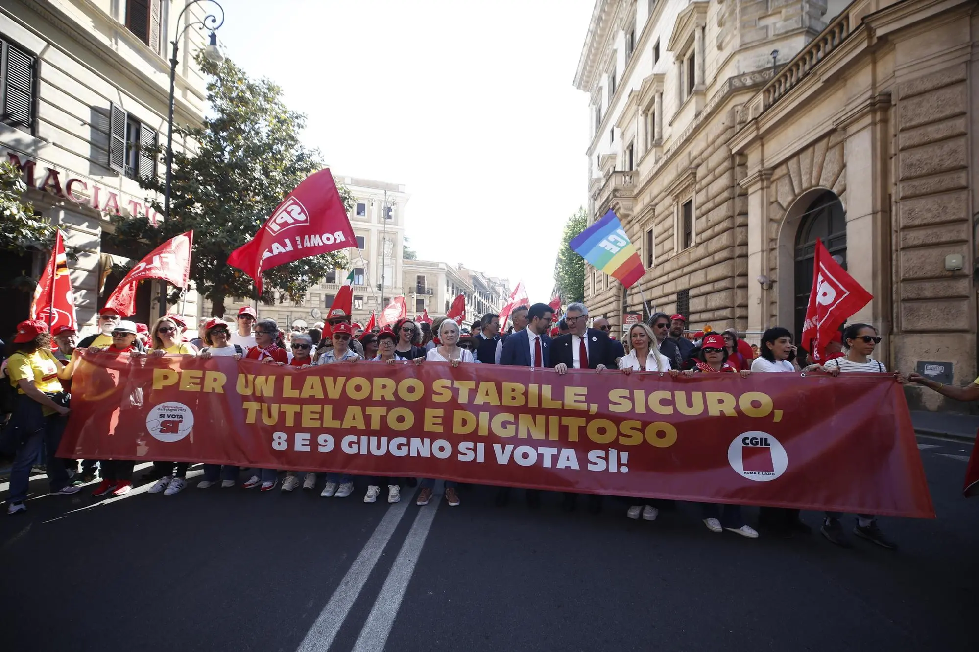 Partito il corteo organizzato a Roma per il Primo maggio di Cgil, Cisl e Uil, 1 maggio 2025. Alla testa il segretario generale della Cgil, Maurizio Landini. Al corteo, aperto dallo striscione che riprende lo slogan della giornata "Uniti per un lavoro sicuro", sono presenti anche una vedova e una mamma di due vittime, un edile e un ascensorista morti a Roma mentre lavoravano. ANSA/ANGELO CARCONI