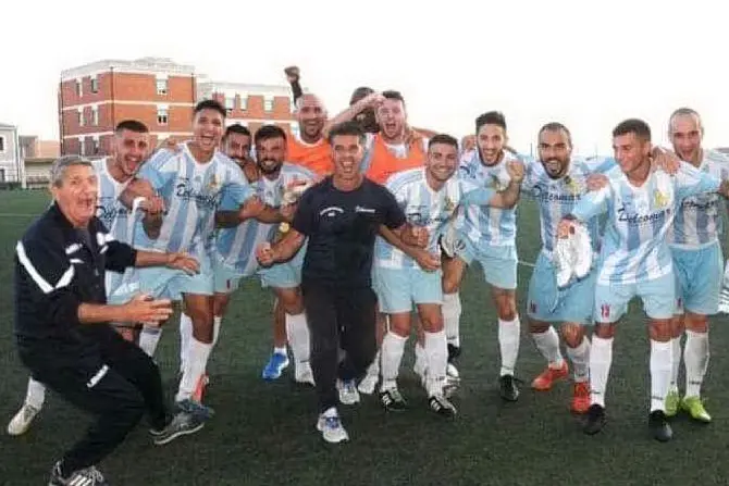 La squadra dell'Ilvamaddalena festeggia a fine partita la vittoria sofferta contro la Lanteri di Sassari (foto L'Unione Sarda - Tellini)