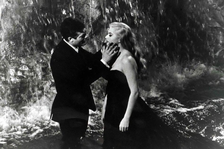 Marcello Mastroianni con Anita Ekberg nella scena simbolo de "La dolce vita", indelebile ricordo nell'immaginario collettivo