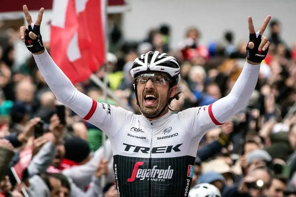 Fabian Cancellara trionfa in piazza del Campo (foto Ansa- Peri/Carconi)