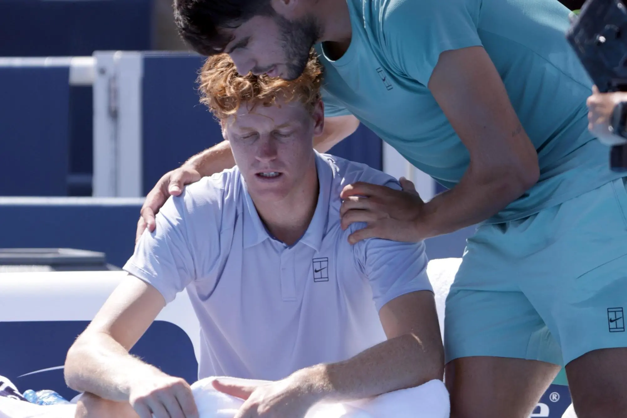 Carlos Alcaraz consola Jannik Sinner (Ansa)
