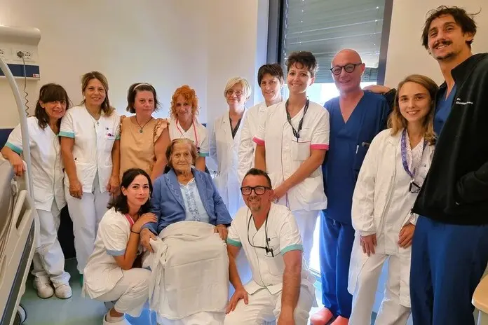 La signora Dina e l'équipe dell'ospedale di Pistoia (foto Ansa)
