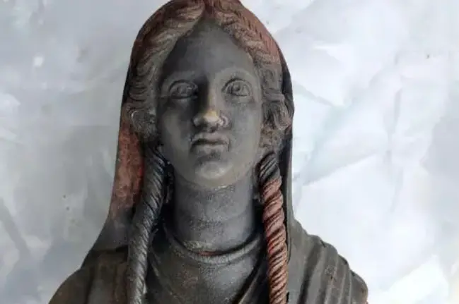 Il dettaglio di una delle statue ritrovate a San Casciano dei Bagni (Archivio L'Unione Sarda)