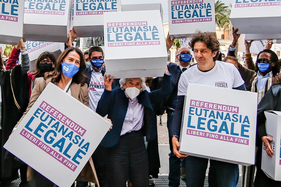 Eutanasia legale, depositate 1,2 milioni di firme per il referendum: scontro Adinolfi-Cappato