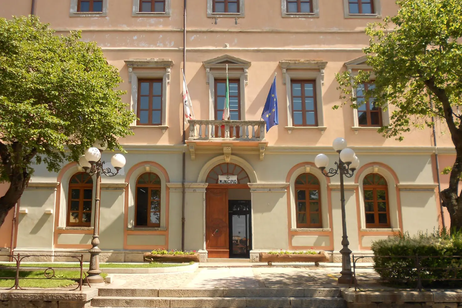 Il municipio di Bono (archivio L'Unione Sarda)