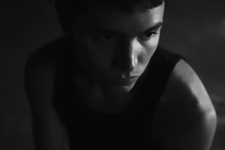 EroCaddeo nel video di "Punto" (frame YouTube)