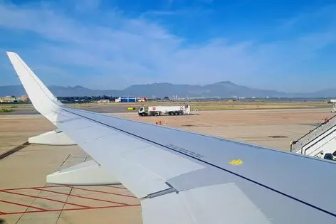 Aereo in aeroporto a Cagliari (Ansa)