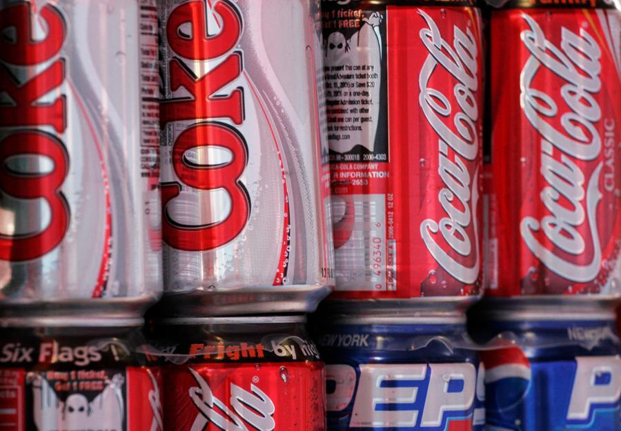 Lattine di Coca Cola e Pepsi in un supermercato (foto Lennihan Ap/Archivio US)