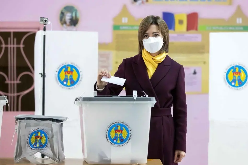 Maia Sandu, la nuova presidente della Moldavia, al seggio