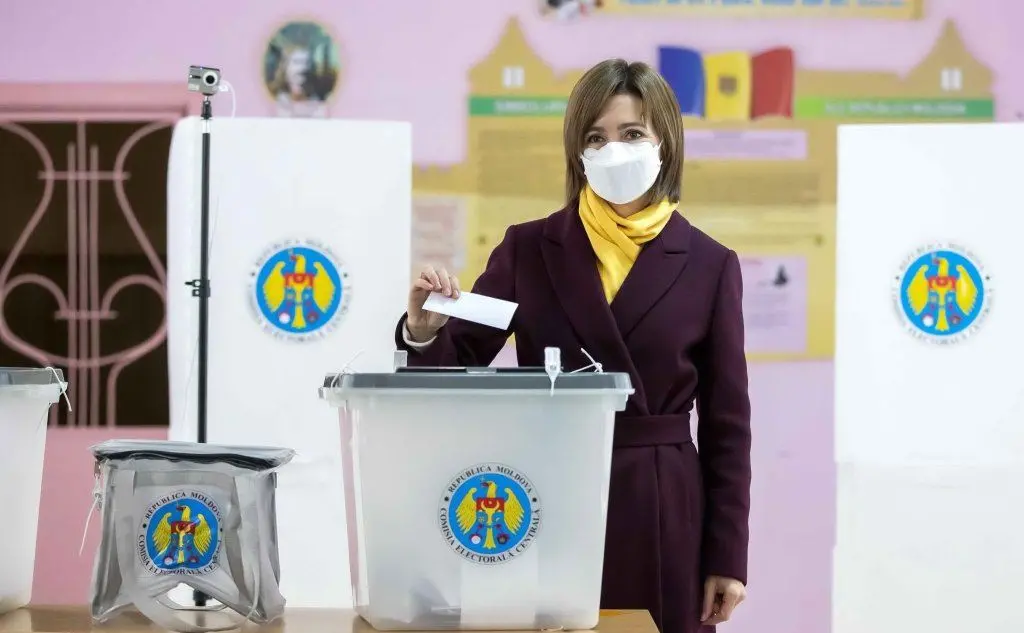 Maia Sandu, la nuova presidente della Moldavia, al seggio