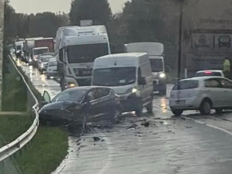 L'incidente sulla 128 (foto L'Unione Sarda)