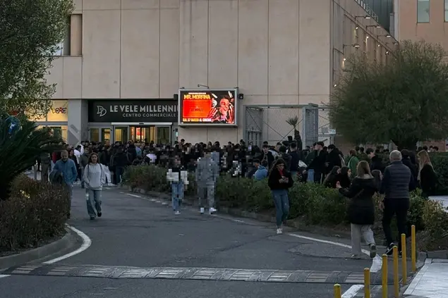 La calca fuori dal centro commerciale