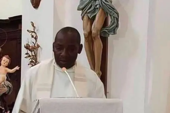 Il sacerdote colpito dal malore fatale (foto Ansa)
