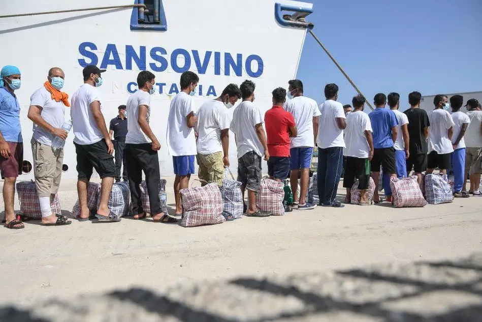 Migranti in coda a Porto Empedocle (foto Ansa)