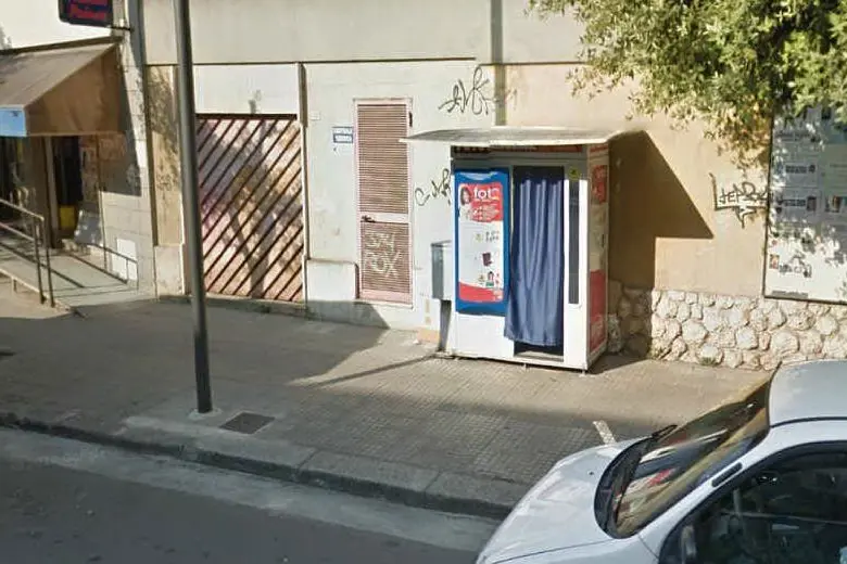 La cabina per fototessere in via San Martino a Selargius (da Google)