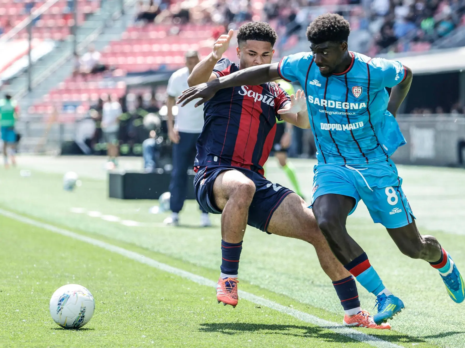 Bologna's Simon Sohm (L) and Cagliari's Michel Adopo in action during the Italian Serie A soccer match Bologna FC vs Cagliari Calcio at Renato Dall'Ara stadium in Bologna, Italy, 3 May 2026. ANSA /ELISABETTA BARACCHI