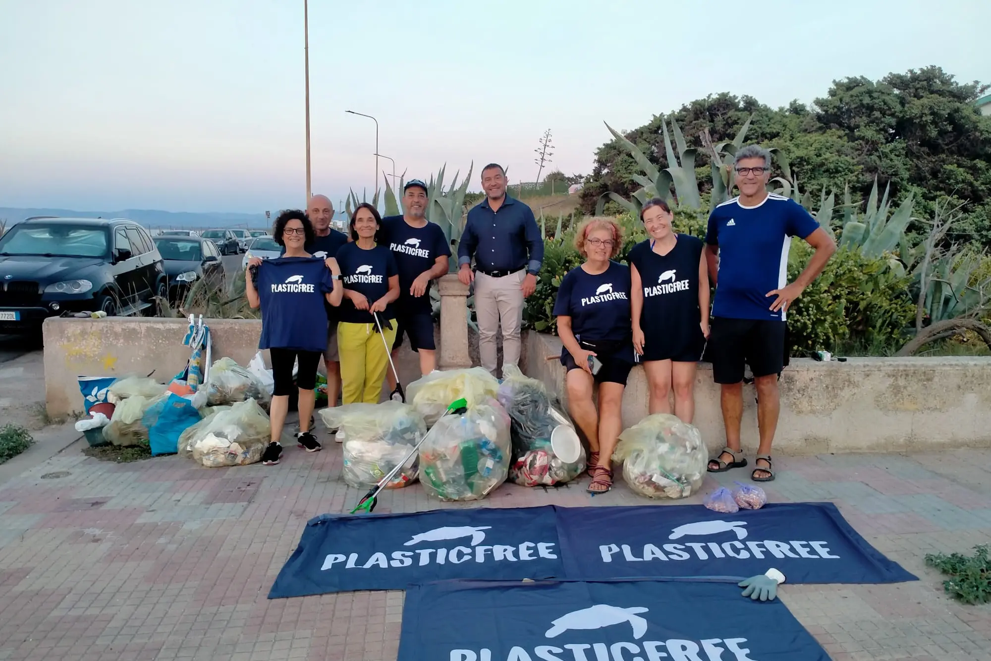 Volontari di Plastic Free con il vicesindaco di Sassari, Pierluigi Salis