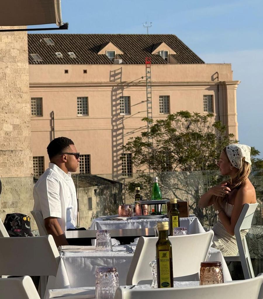 Mbappé, vacanza in città con la bella Ester
