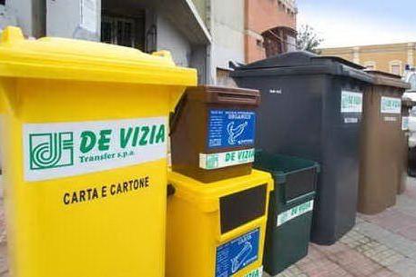 Raccolta rifiuti (archivio L'Unione Sarda)