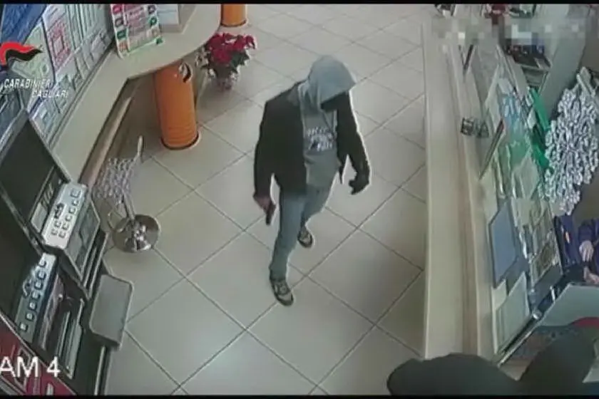 La rapina (foto carabinieri)