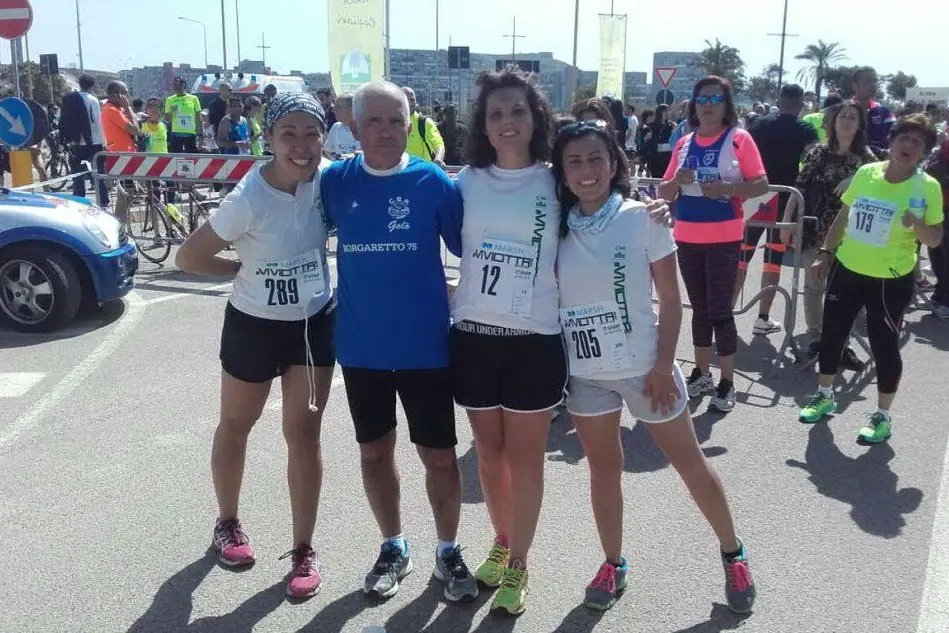 Raffaele Floris festeggiato da tre ragazze che hanno corso il Vivicittà stamattina a Cagliari