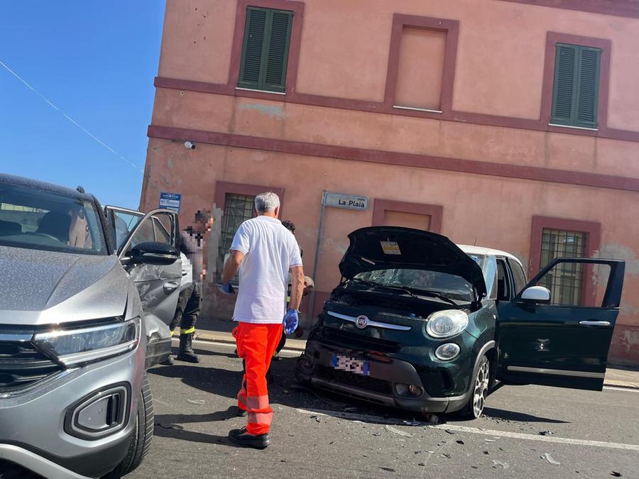 Cagliari, schianto tra due auto in viale La Playa: sul posto il 118