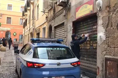 La polizia davanti al circolo di via Rosello (Immagini Videolina)