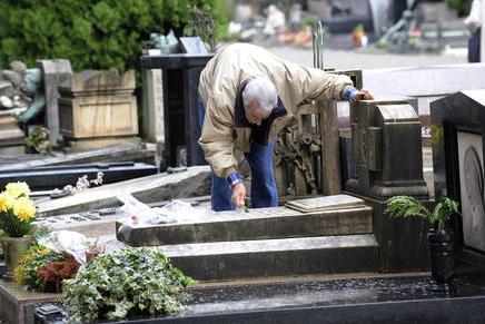 A 82 anni, per sei ore al giorno, veglia la tomba del figlio morto: “Un dolore crudele”