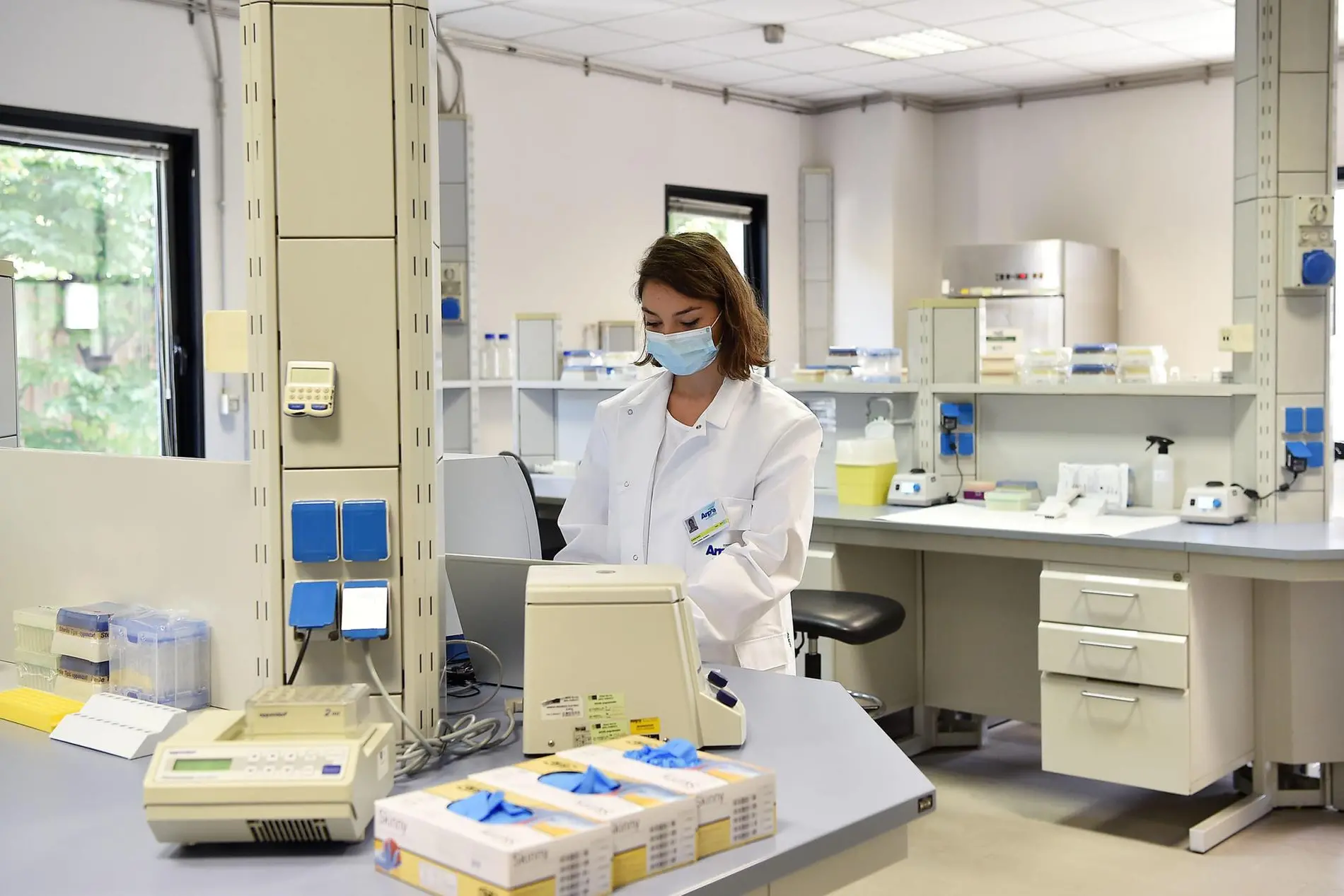 Il nuovo laboratorio regionale di biologia molecolare dell'Arpa per l’analisi dei tamponi Covid-19 inaugurato a La Loggia, Torino, 2 settembre 2020. ANSA/ALESSANDRO DI MARCO
